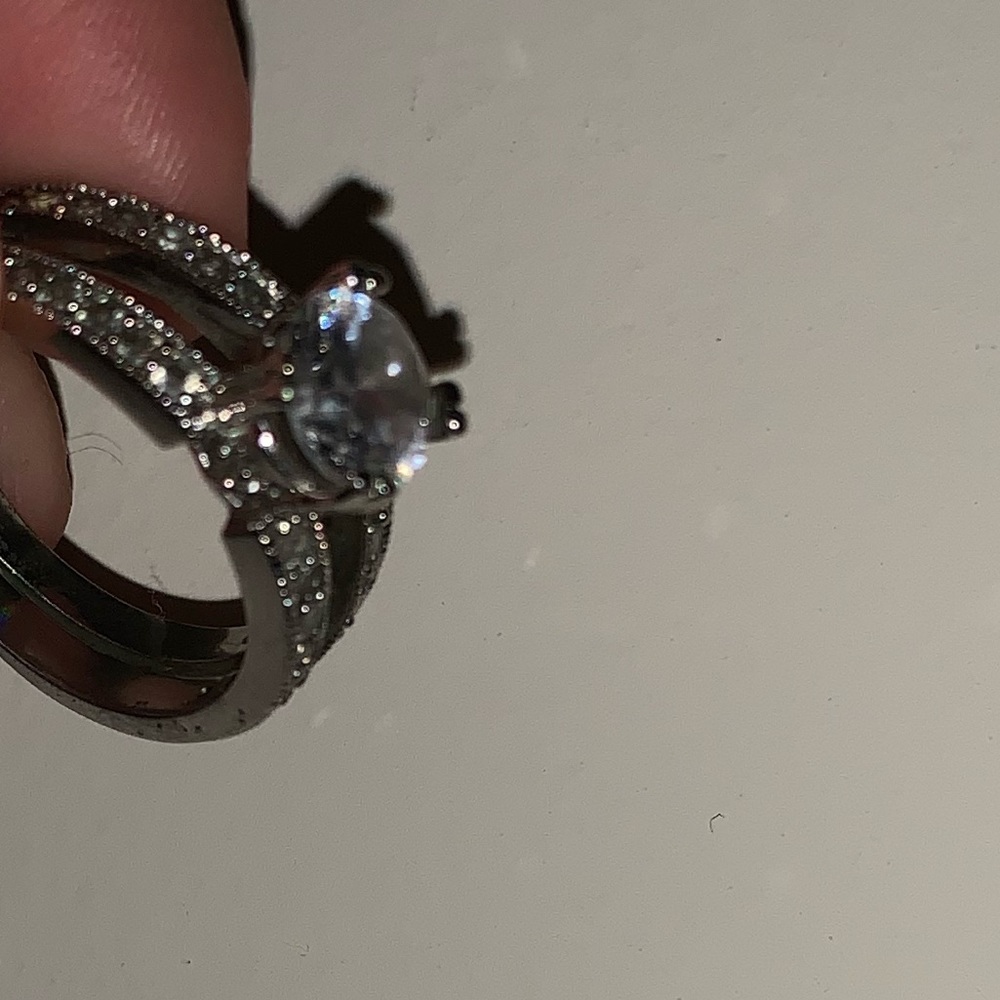a silver ring - Picture 4 of 4